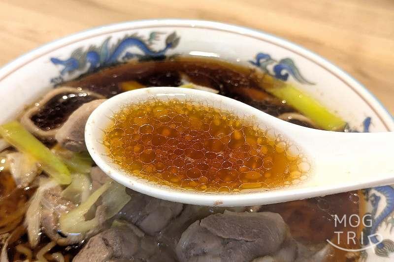 ラーメン鴨鍋純平の「鴨南ラーメン」のスープ