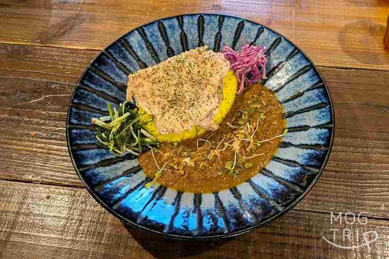 西神カレーまちの中店の「チキンON珈竰」