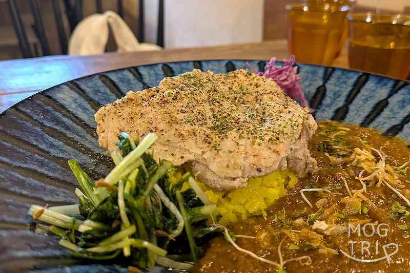 西神カレーまちの中店の「チキンON珈竰」