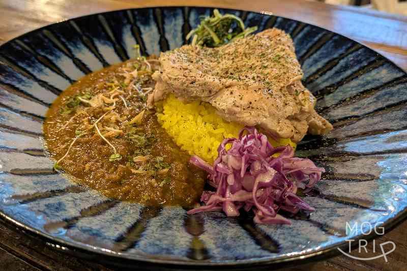 西神カレーまちの中店の「チキンON珈竰」