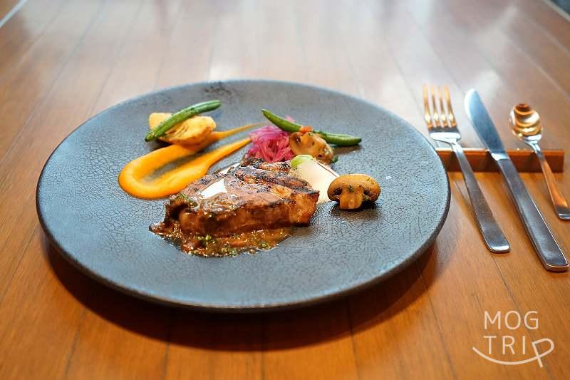 ザノット札幌・レボアの「ルスツ豚のグリル ~十勝マッシュルームソース~」