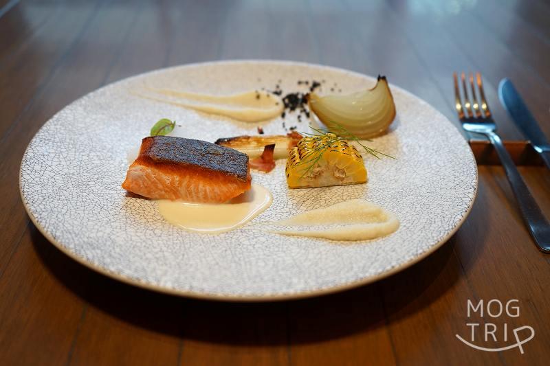 ザノット札幌・レボアの「銀鮭のポワレ ~ヴァンブランソース~」