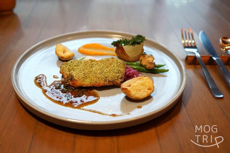 ザノット札幌・レボアの「知床鶏の香草パン粉焼き ~シェリービネガーソース~」