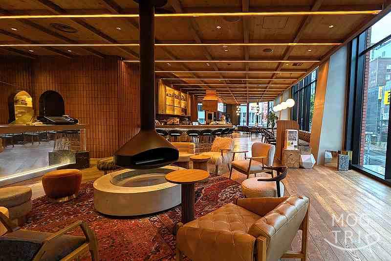 ザノット札幌・レボアの「ロビー(奥側がラウンジ)」