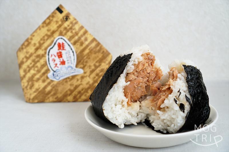 佐藤水産のおにぎり「鮭醤油ハラス」