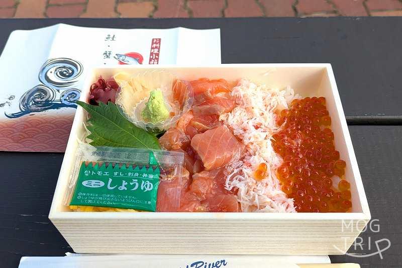 佐藤水産の「鮭・蟹・いくら三食弁当」