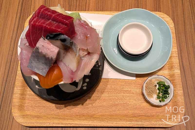 シハチ鮮魚店4PLA店の「本日の海を感じる名物鮮魚12種丼」