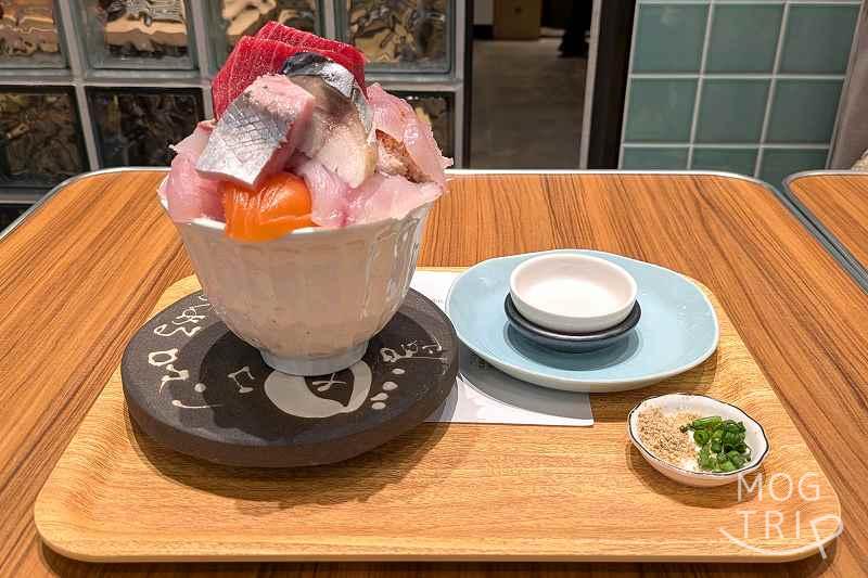 シハチ鮮魚店4PLA店の「本日の海を感じる名物鮮魚12種丼」