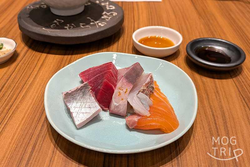 シハチ鮮魚店4PLA店の「本日の海を感じる名物鮮魚12種丼」