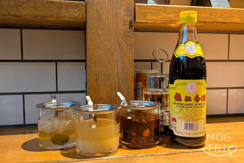 札幌中華すすきの亭の「卓上の薬味・香酢」