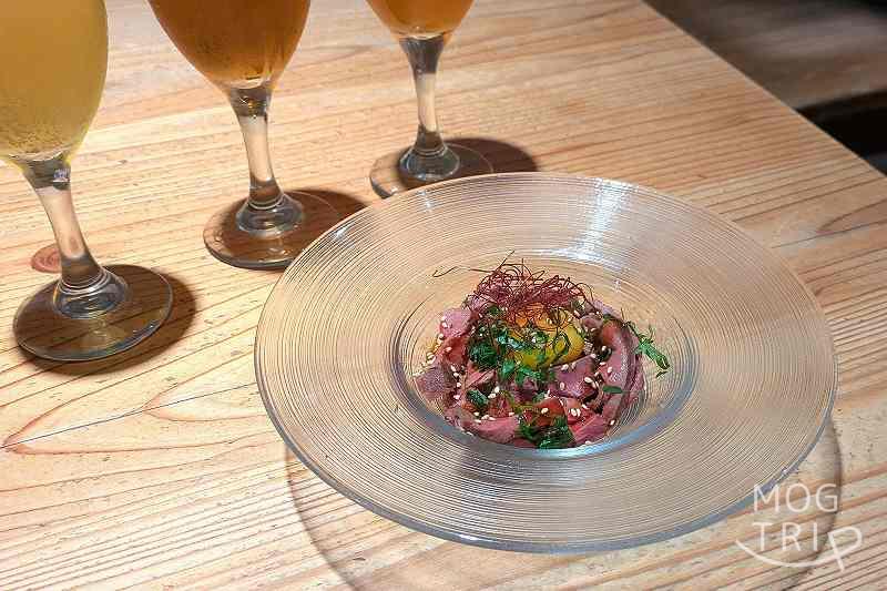 月と太陽ブルーイング本店の「大葉香る牛ハツのユッケ」