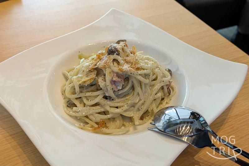 レストランmogの「生麺リングイーネ エーデルワイスファームのベーコン入り クリームバジルソース」