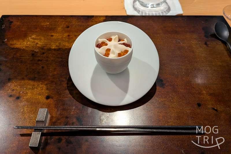 SAWAKAの「豆腐エスプーマ・山葵・醤油・雲丹」