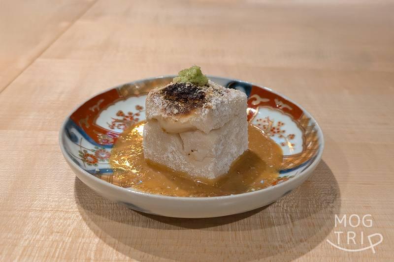めしや鼓動のお通し「焼きごま豆腐」