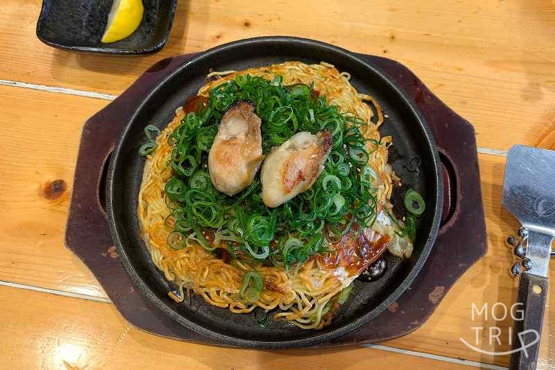 広島風お好み焼きまろ吉の「瀬戸内の牡蠣とレモン」