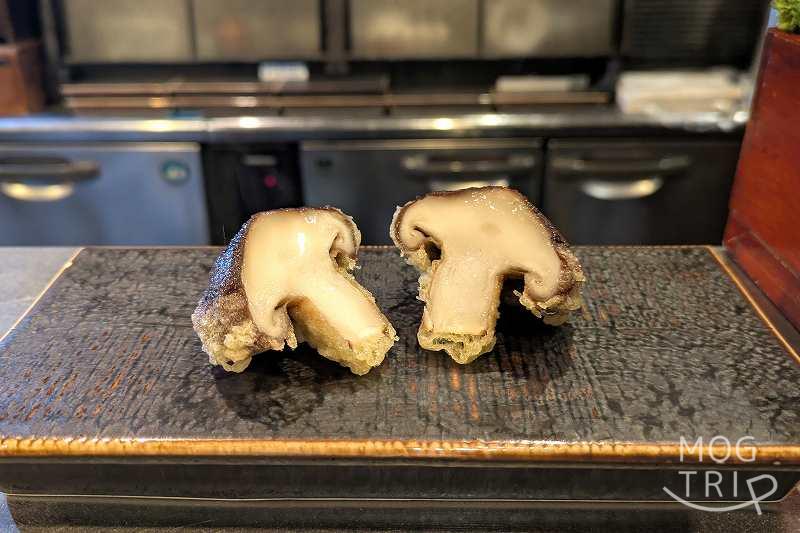 天ぷらと季節の皿吉旦の「肉厚椎茸天」