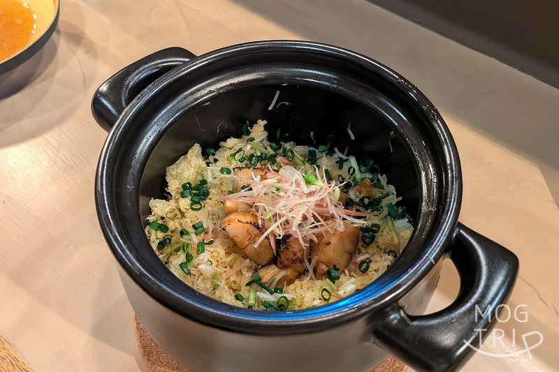 天ぷらと季節の皿吉旦の「焼帆立の土鍋ご飯」