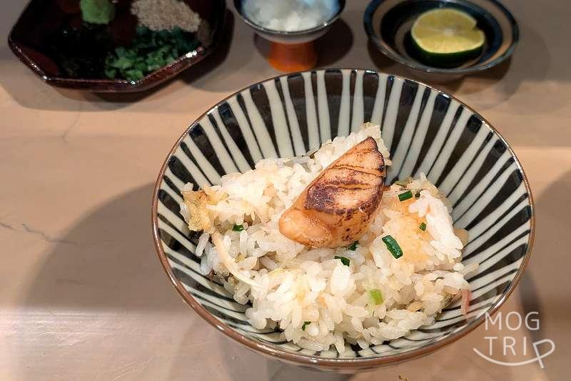 天ぷらと季節の皿吉旦の「焼帆立の土鍋ご飯」