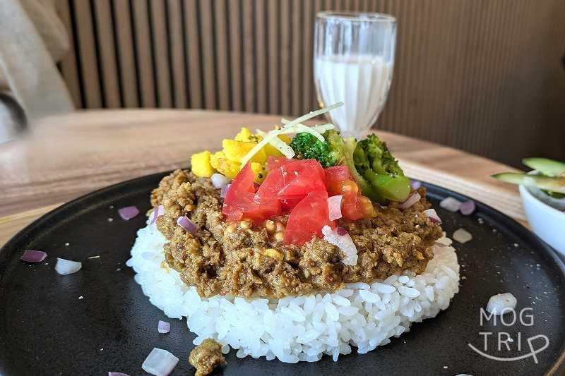 タバルサの「野菜ののったラムキーマカレー」