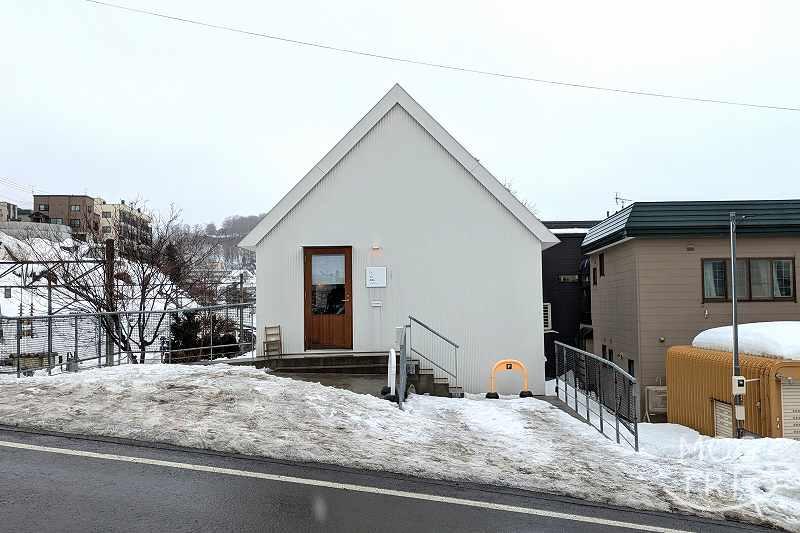 坂と線路とバゲットとの「店舗外観」