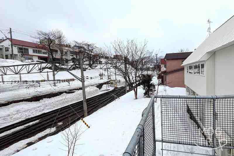 坂と線路とバゲットとの「店裏の線路」