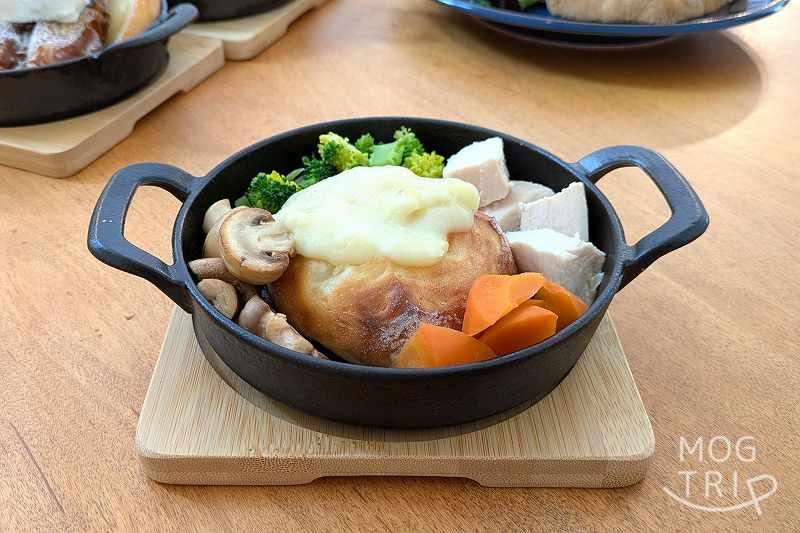 坂と線路とバゲットとの「北海道アリゴフォンデュ」