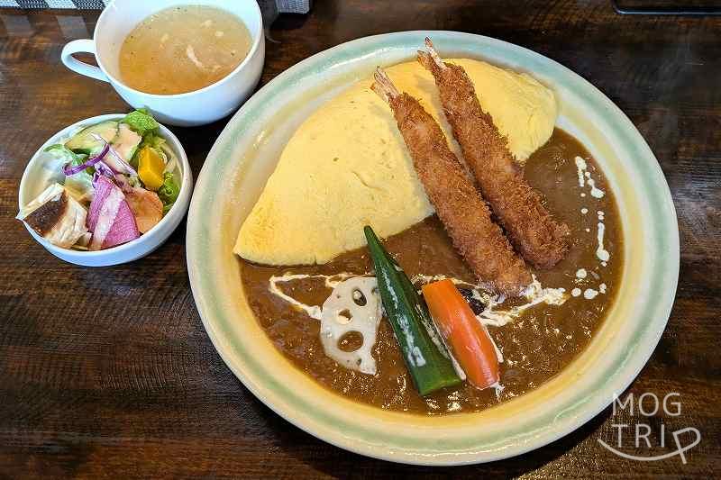 プティハノンの「エビフライカレーオムライス」