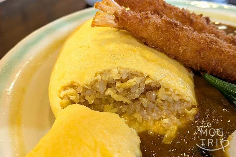 プティハノンの「エビフライカレーオムライス」