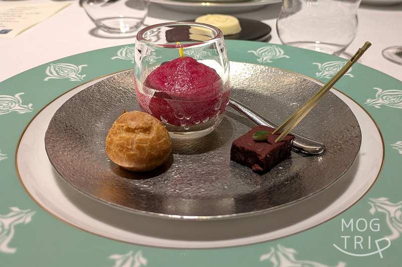 タテルヨシノ・ポルトムの「ビーツのムース・グジェール・ブータンノワール」