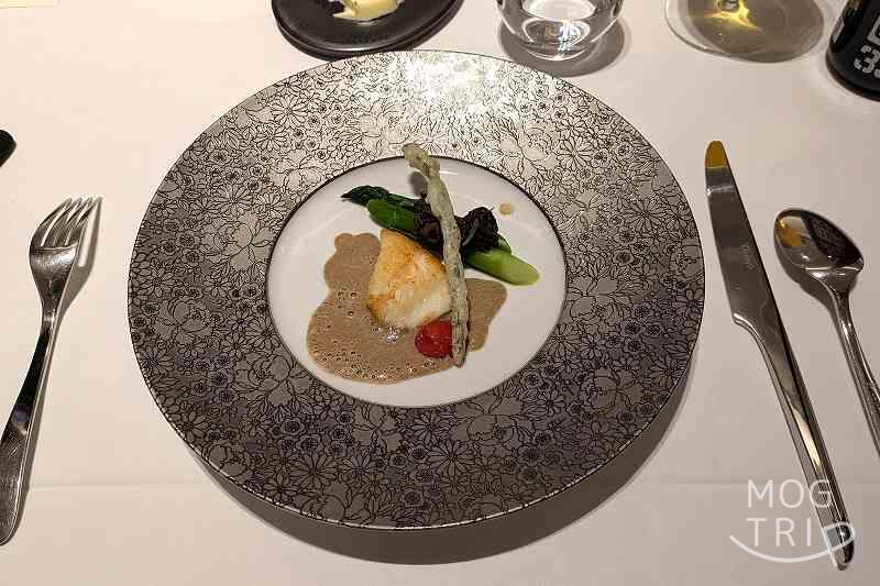 タテルヨシノ・ポルトムの「寿都産真ソイのポワレ モリーユ茸のクレームと共に」