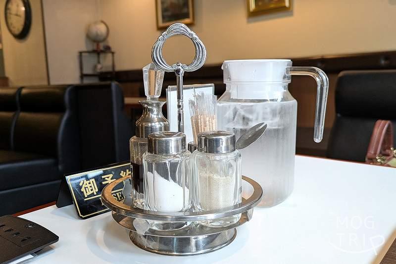 レストランにしかわの「卓上の塩など」