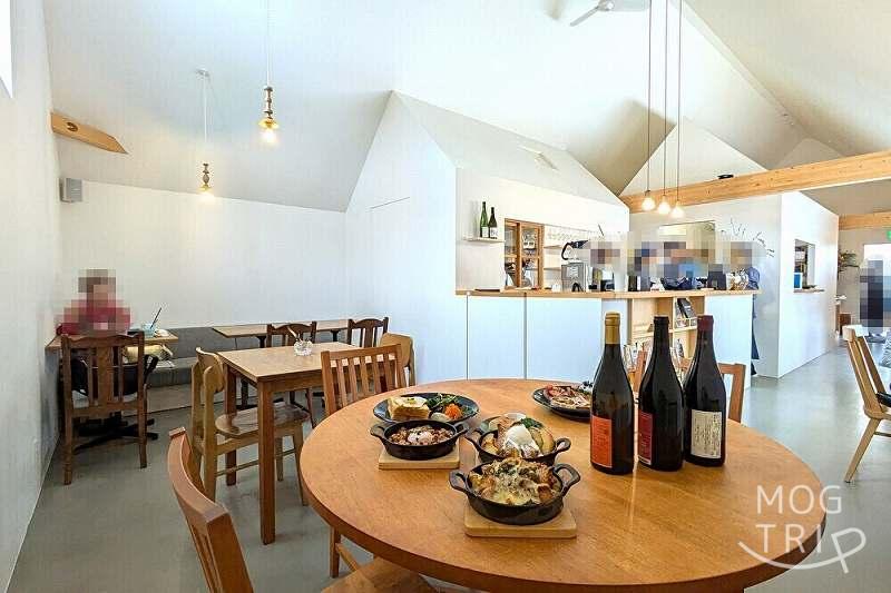 坂と線路とバゲットとの「店内の様子」