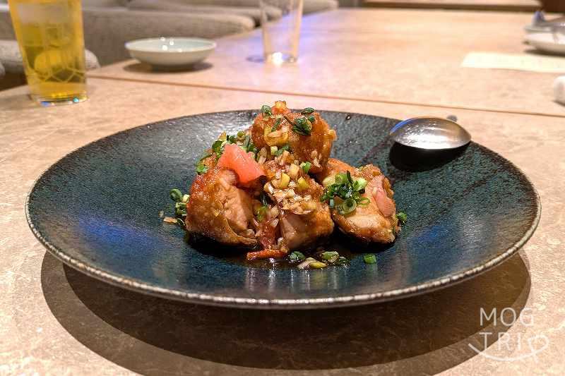 ススキノリビングの「グレープフルーツとネギダレの油淋鶏」