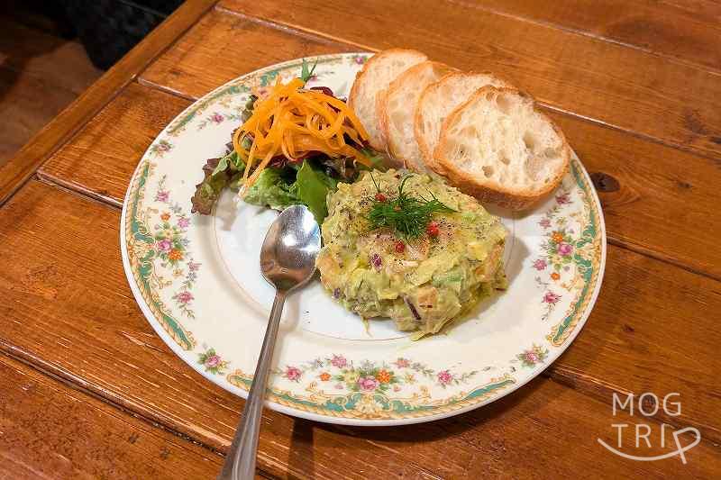 トゥフの「サーモンとアボカドのタルタル」