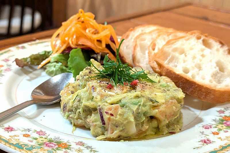 トゥフの「サーモンとアボカドのタルタル」