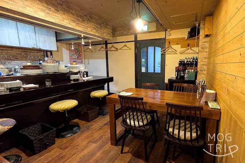 トゥフの「店内の様子（奥側から入口を見た様子）」