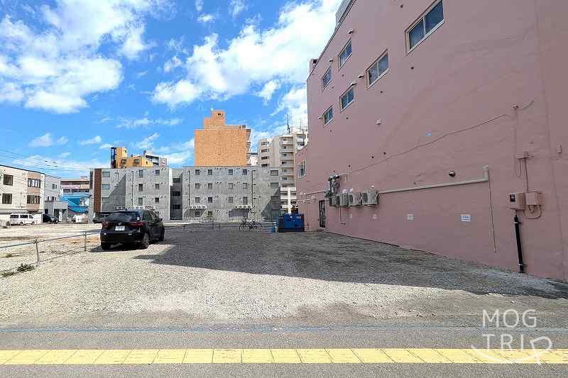 ベーカリーコネル豊平店の「店舗横駐車場」