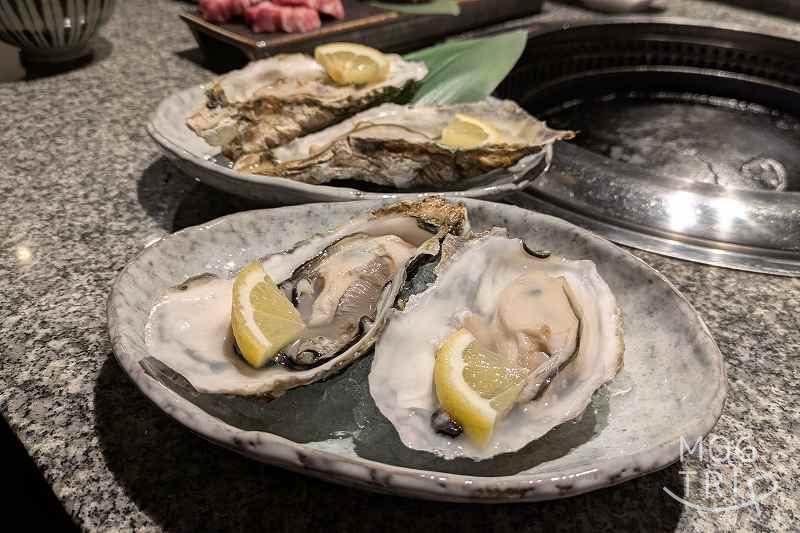 ラムグチカズヤ2ndの「生牡蠣（手前）・焼牡蠣（奥）」