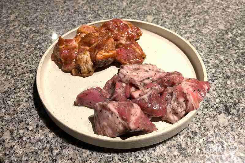 ラムグチカズヤ2ndの「塩ジンギスカン（手前）・スープカレージンギスカン（奥）」