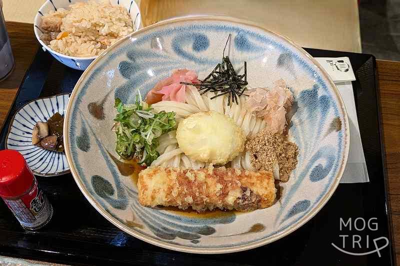 三都うどんの「ちくたま天ぶっかけうどんセット」