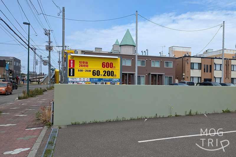 そば切り凛の「店横の駐車場」