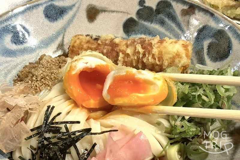 三都うどんの「ちくたま天ぶっかけうどんセット」