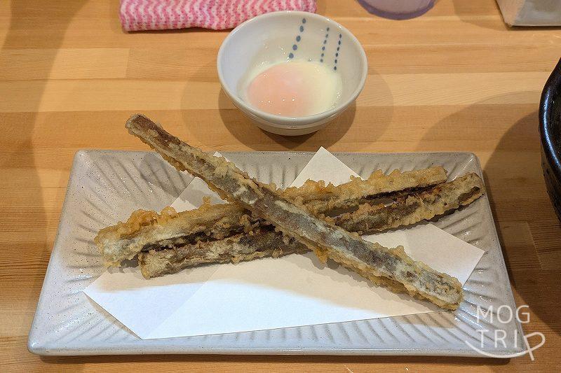 うどんのしろの「ごぼう天・温玉」