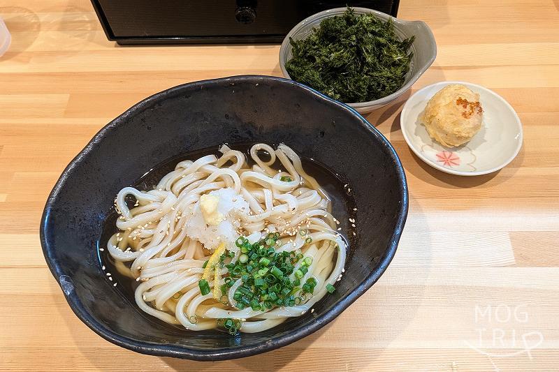 うどんのしろの「うどん並・高級バラ干し海苔・半熟玉子天」