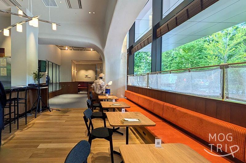 ザ・バターの「店内の様子(中央から奥側)」