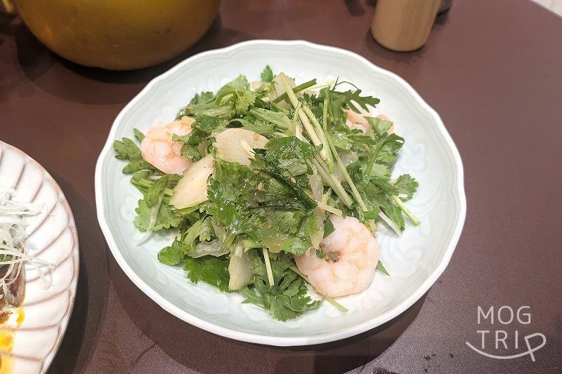 SAPPORO餃子製造所・4PLA店の「パクチーセロリ海老サラダ」