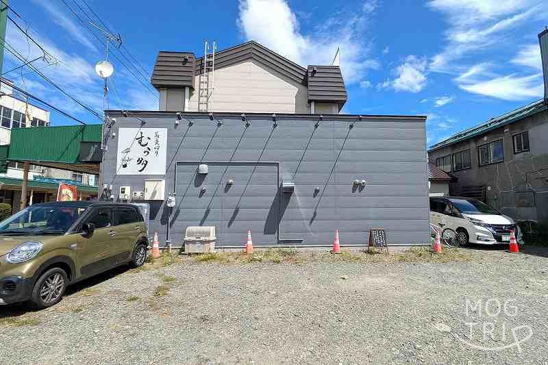 蕎麦切りむら多の「建物横駐車場」