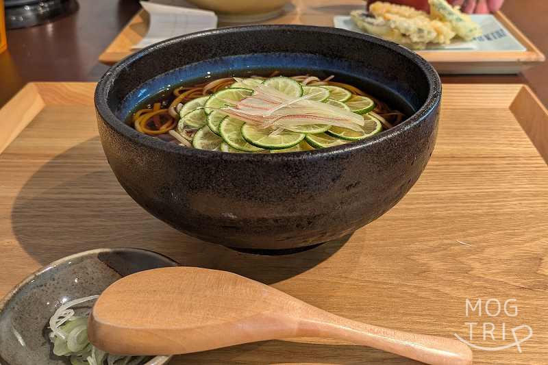 蕎麦切りむら多の「すだち蕎麦(冷)」
