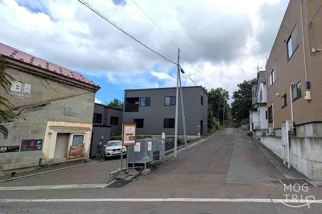 旧寿原邸の「駐車場（旧堺小学校グラウンド）」へのルート