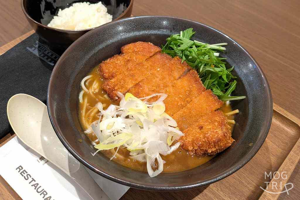 函館五島軒新千歳空港店の「五島軒カレーうどん ロースカツレツ」